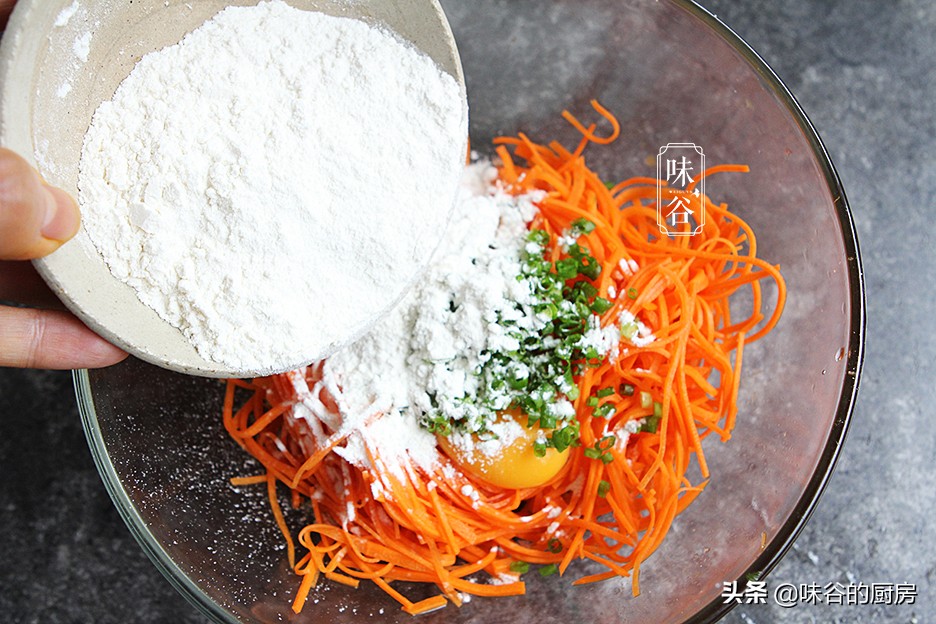 這素丸子比肉丸子還香，不加一滴水，外酥里嫩，一口一個吃不膩