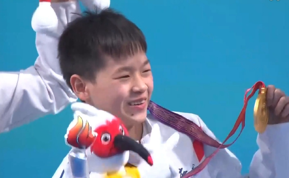 全红婵最新动态！与粉丝在线聊天，60米过山车不刺激，胆子很大