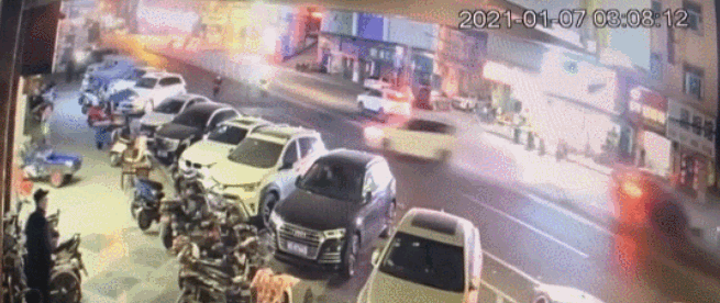 东莞一男子醉驾致1死3伤后逃逸，9部小车被撞成“废铁”