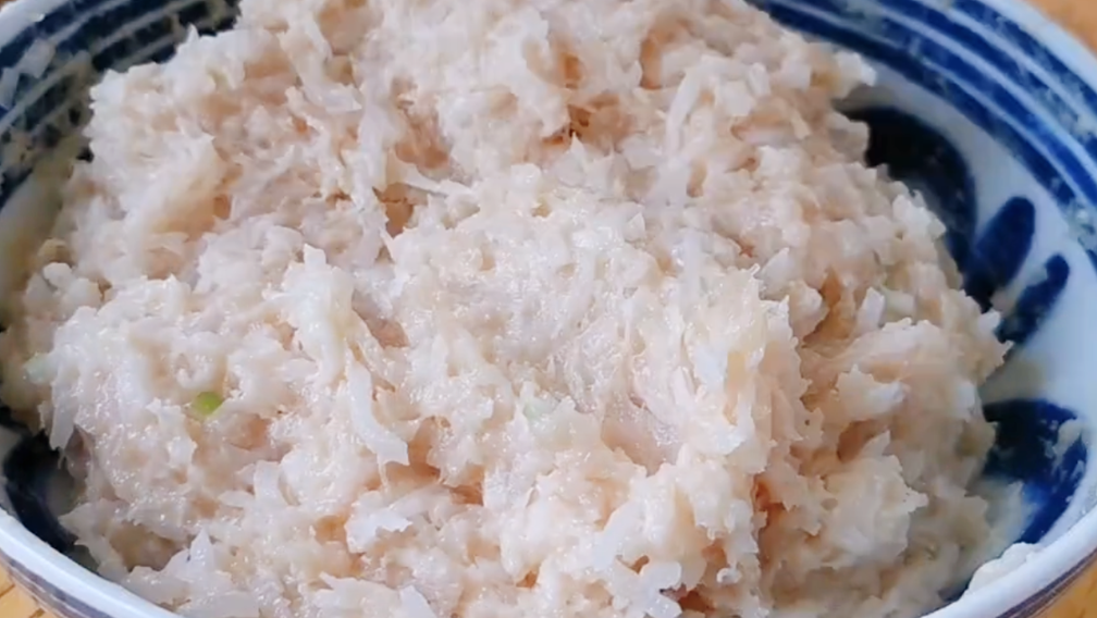 萝卜丸子最好吃做法，不加一滴水，外酥里嫩营养美味，上桌就光盘