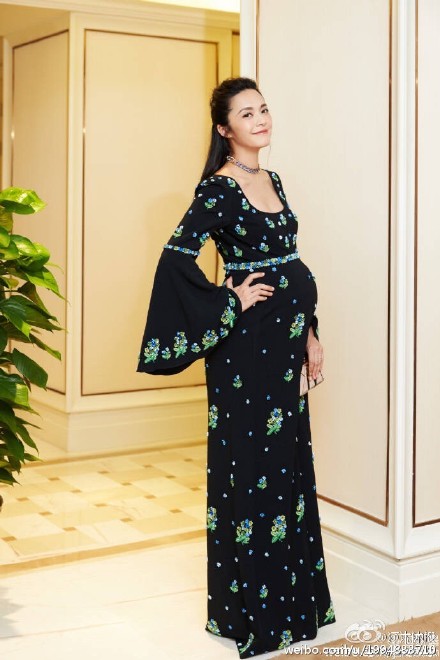 潘粤明黄磊挺啤酒肚失去下颌线，纵观同辈女演员，这反差太大了