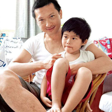 53岁陈锦鸿罕露面，为照顾自闭症儿子，正当红时退出娱乐圈