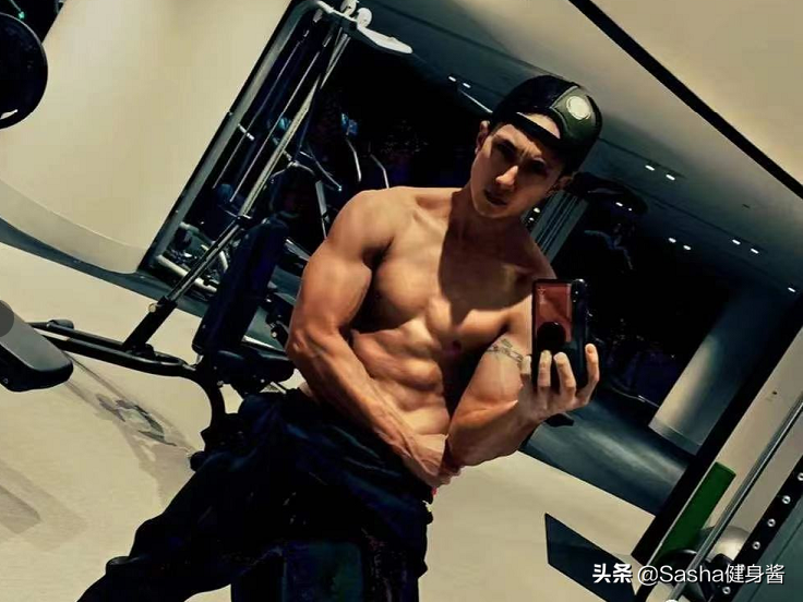 不老男神吴尊同学聚会惊呆众人，都说背薄显年