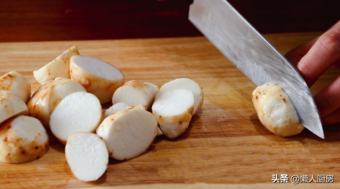 芋头不用水煮，撒点盐蒸一下，比红烧得更好吃，粉糯咸香