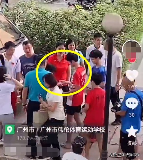 全红婵耍大牌，拒绝合影？破案了，征得何教练同意后，她主动签名