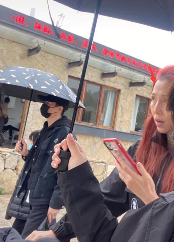 網友偶遇張晉夫婦帶家人逛街，48歲蔡少芬全素顏臉部鬆垮認不出