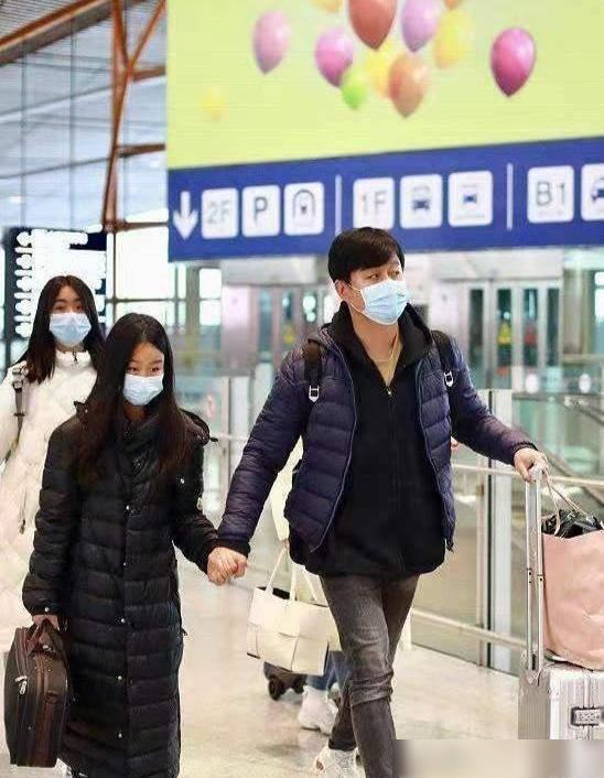 佟大为一家五口出行，14岁女儿身高超1米7，小儿子则最受宠