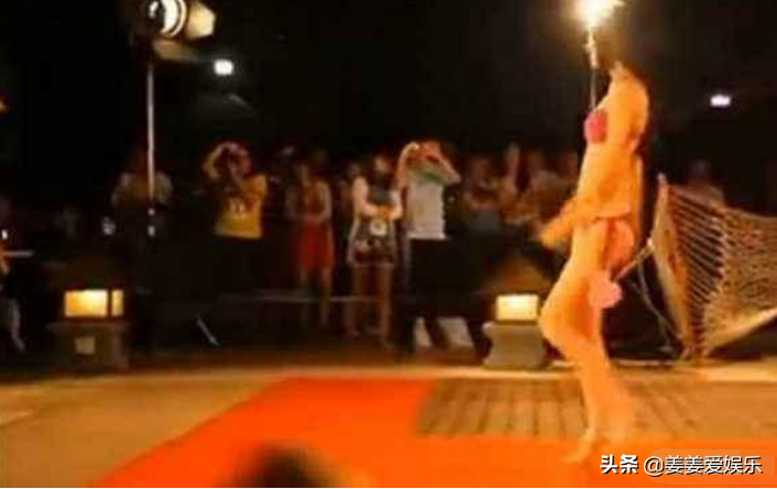 90后央广美女主持，T台泳裤意外掉落，霸气回应