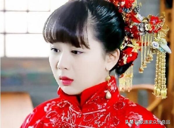 见过杨紫的西式婚纱照，美若天仙，再看看中式婚服，网友神评