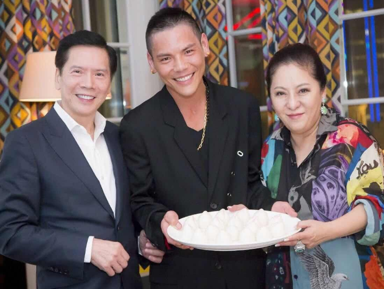 向华强三个子女：向佐成明星，向佑打架入狱，女儿最低调也最争气