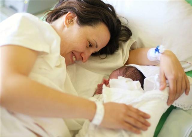 剛出生的寶寶，第一口喝母乳還是喝水，對孩子健康影響大