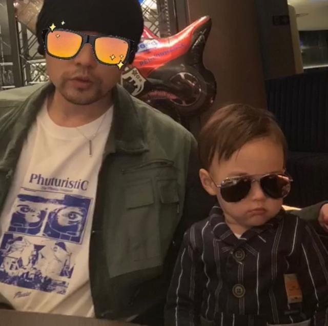 周杰倫衣服上奶茶圖案太逼真，兒子假裝用吸管品茶，畫面詼諧有趣