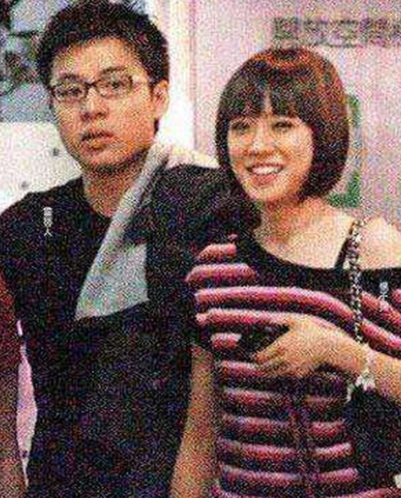 霍启刚三兄弟罕见同框，38岁二弟仍未婚，33岁小弟颜值超高