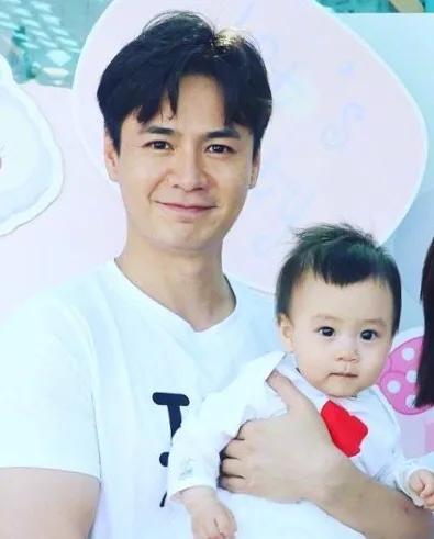 楊怡羅仲謙夫婦為女兒慶生，畫面溫馨有愛，1歲小珍珠可愛似爸爸