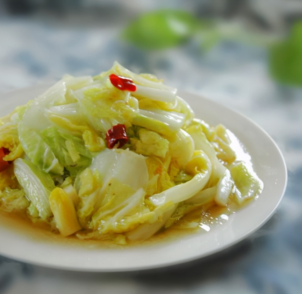 When cooking cabbage, should vinegar be added first or vinegar later? The chef teaches you 3