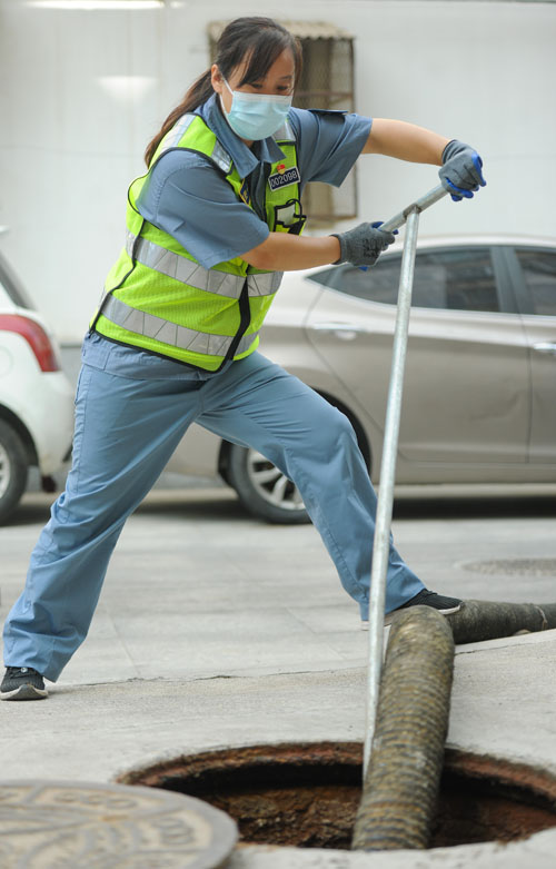 济南有个“女子清疏班”，掀井盖、扛百余斤重的抽粪管道、清理化粪池都能从容驾驭