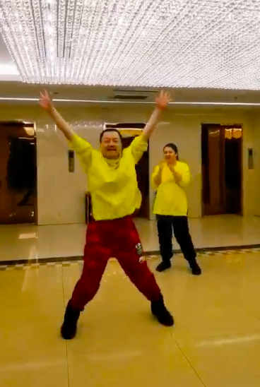 雪村豪宅内景曝光，装修奢华大到似广场，小1