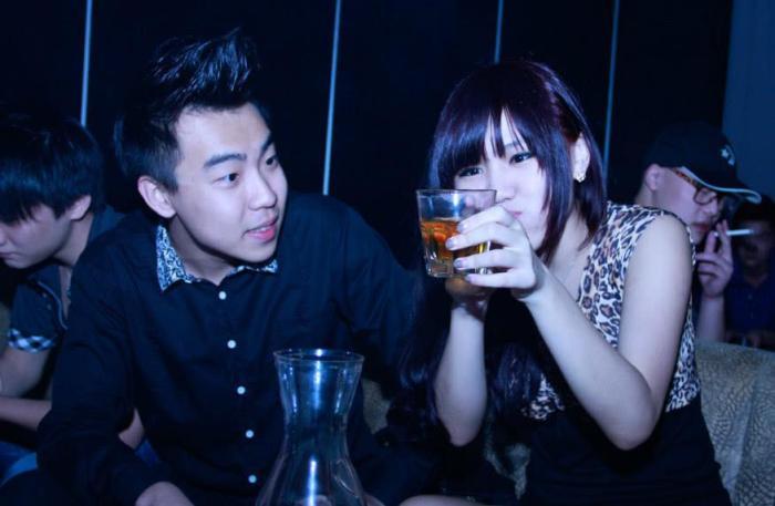 一杯白酒相当于多少瓶的啤酒？听酒吧美女服务员一说，心中有数