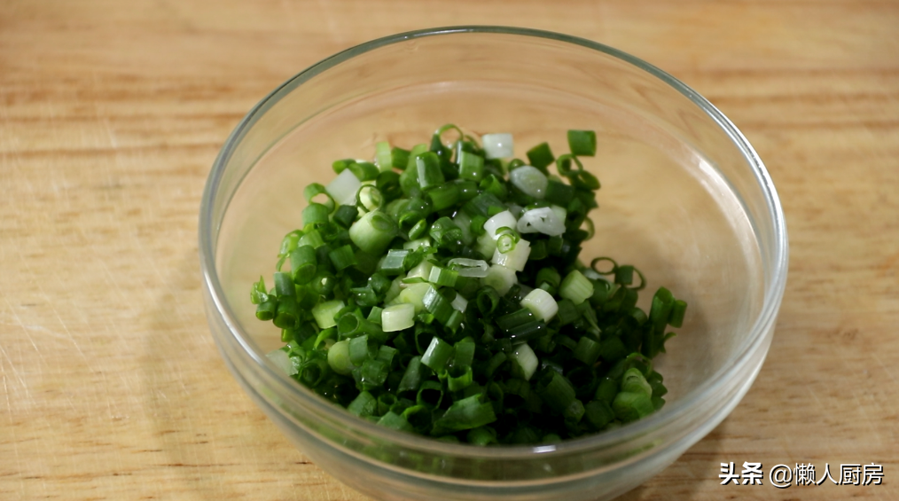 這是鹹口味的餅乾，麵粉裡加雞蛋和蔥末攪一攪，特別適合懶人