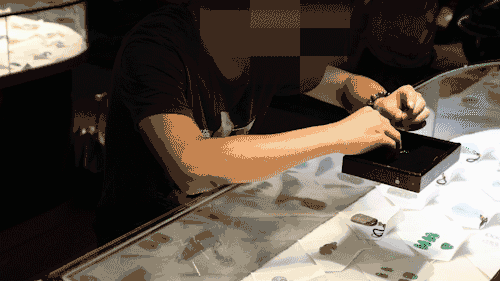 云南惊现“翡翠女飞贼”，沉迷赌石盗走60件毛料