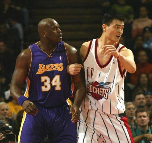 姚明曾在NBA叱咤风云足足8年！他生涯9339万薪资真正能到手多少？