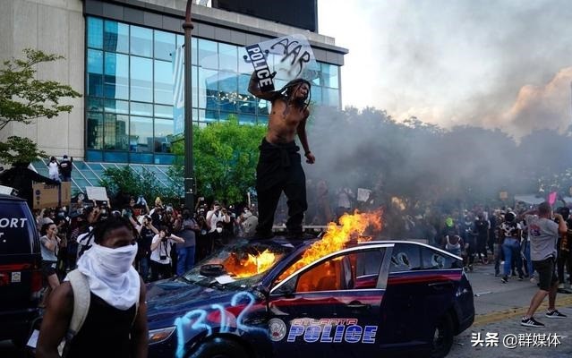 疫情致十万人死亡没啥事，警察致黑人死亡却导