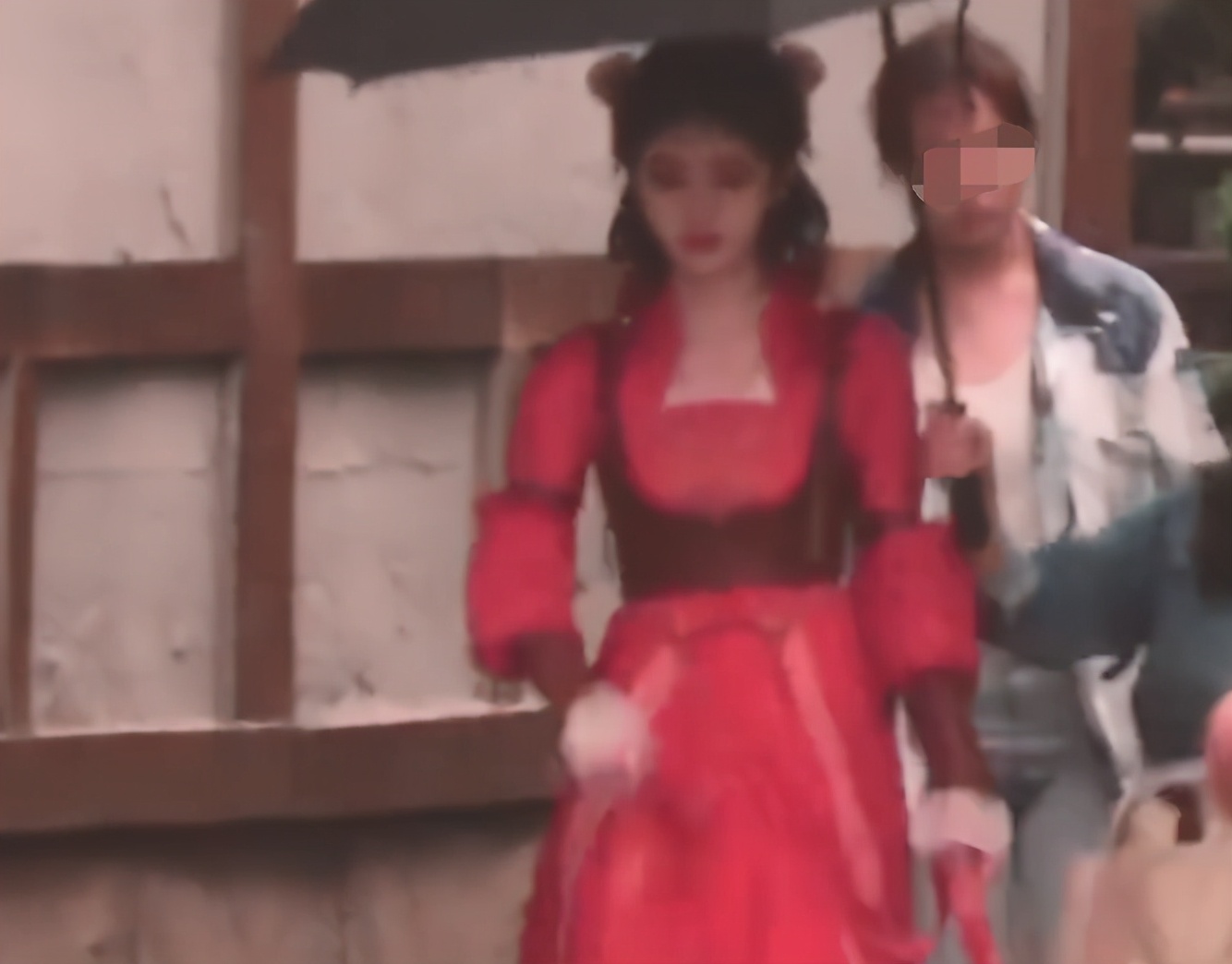 大热小花路透：鞠婧祎造型出彩但粉底厚，赵露思红绿搭配好霸气