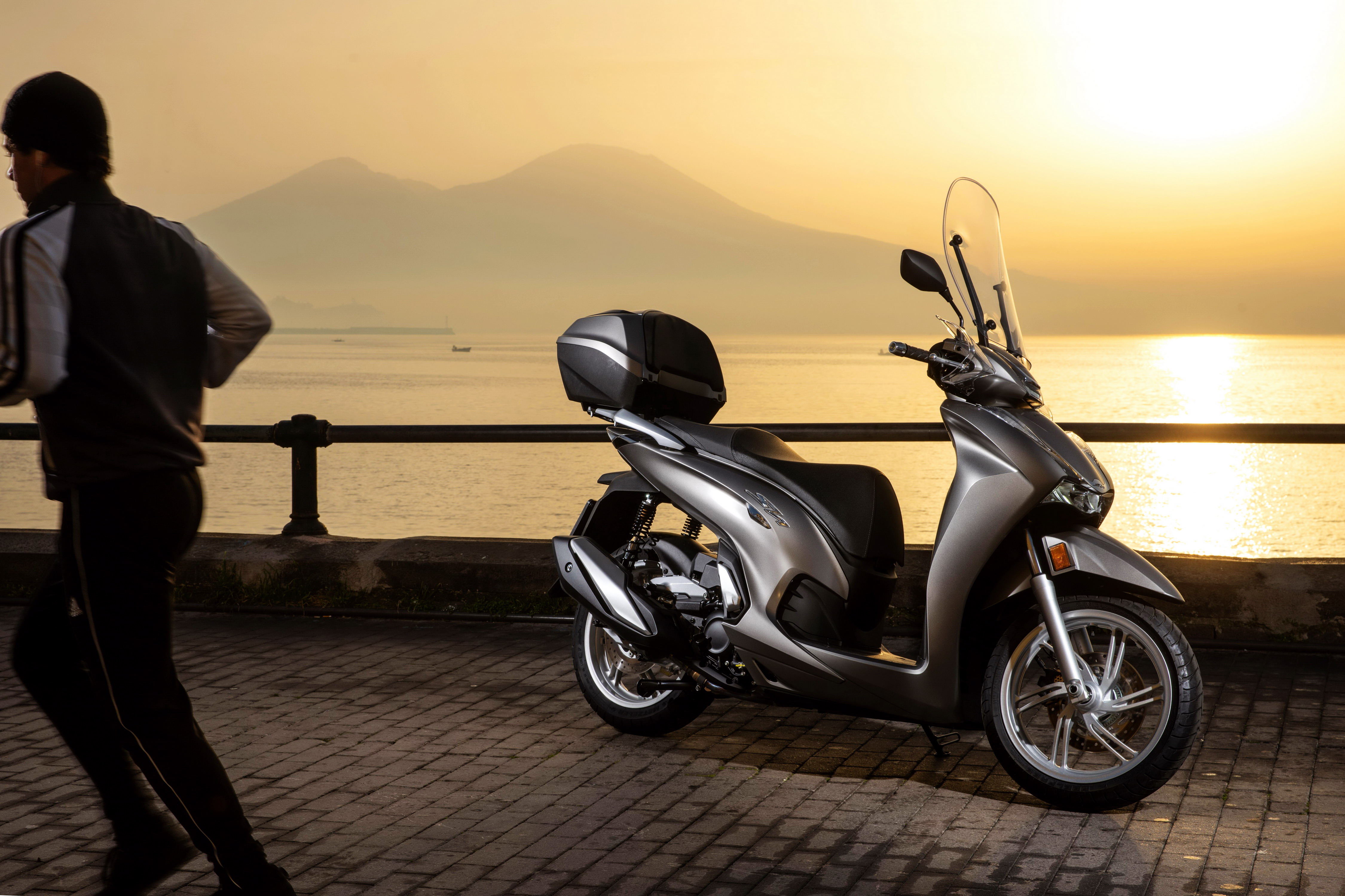 Honda 中型踏板的拳头21 Sh350i 户外图集 新车新品 资讯中心 全球摩托车网移动版 摩托车品牌 摩托车报价 摩托车之家 摩托车门户