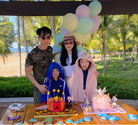 吳尊老婆私服挺顯嫩，T卹配半裙遠看似小姑娘，一看就挺受寵的