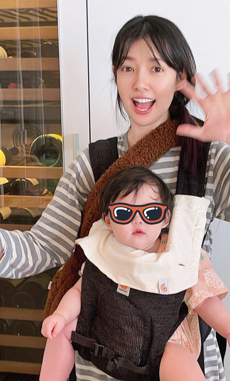 向佐晒全家福庆生，和女儿视频扮鬼脸卖萌，郭碧婷素颜抱娃状态好