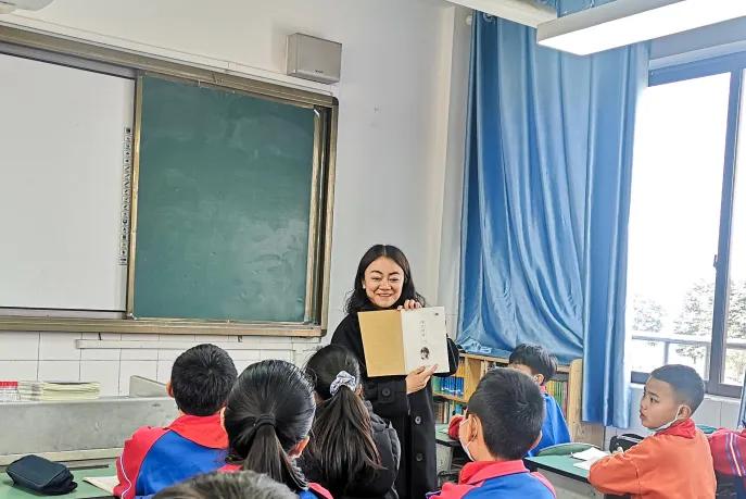 老师，您笑起来真好看——记双流区金桥小学“三八”妇女节活动