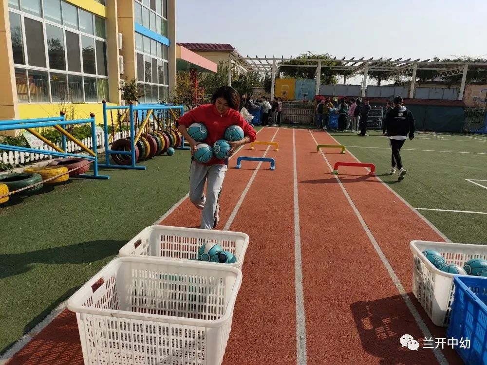 临沂市兰山经济开发区中心幼儿园召开教师趣味运动会