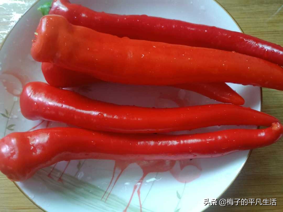 Red chili and dried bean curd are used together to make a home-cooked dish, which is delicious and has a high protein content.