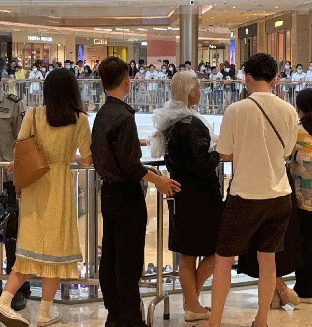 34岁刘诗诗美艳依旧，戴22万表3万项链，路人头发做到一半去看她