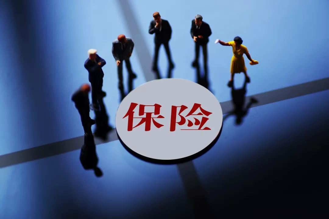 37岁男子穿婚纱在马路上“征婚”