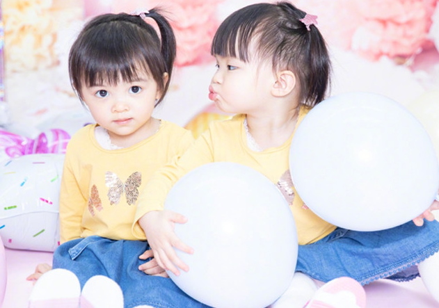 熊黛林晒女儿美照引热议，姐妹俩颜值差距大，