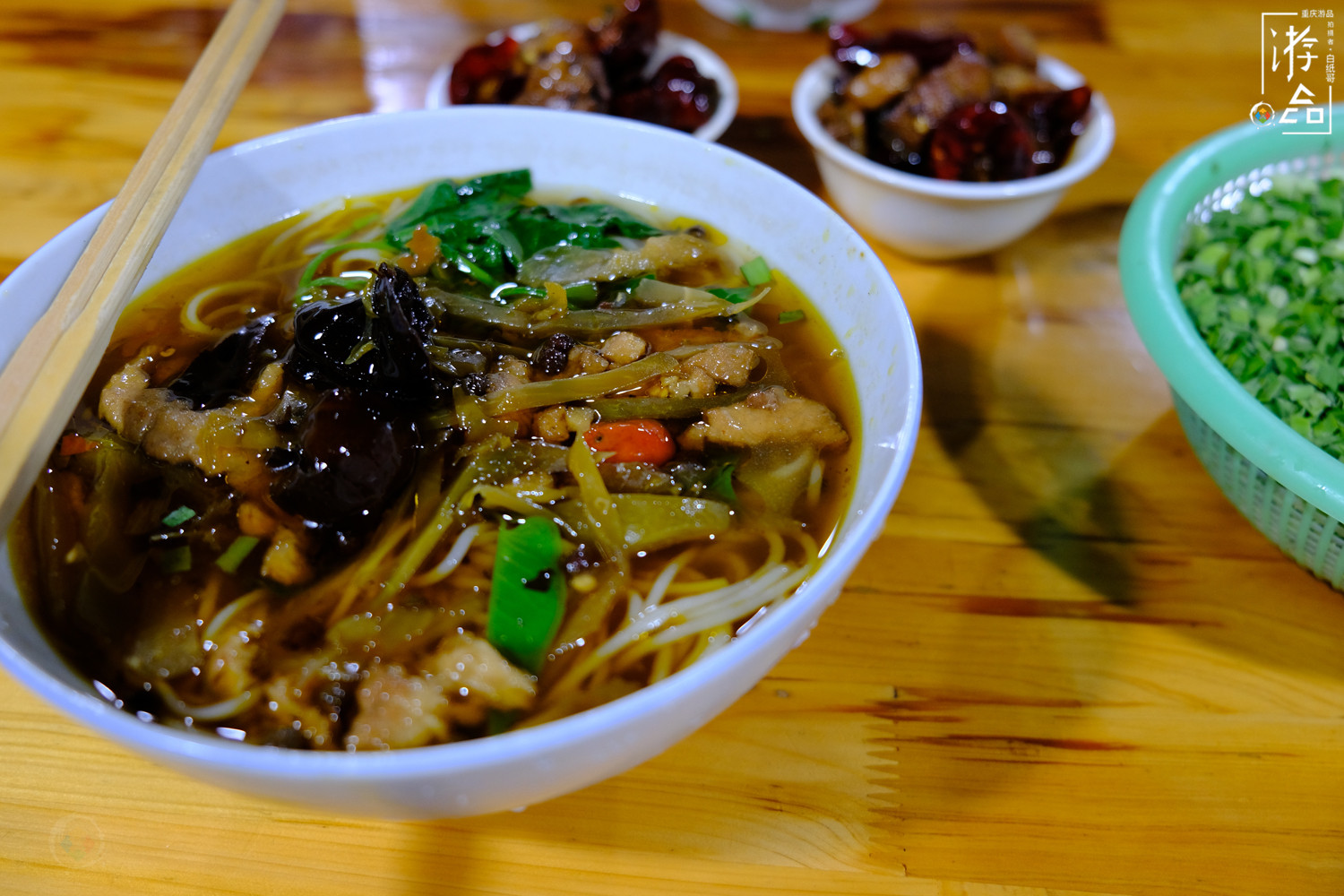 越洋肖氏老米线：杨家坪人从小吃到大，酸菜肉丝加辣子鸡只要17元