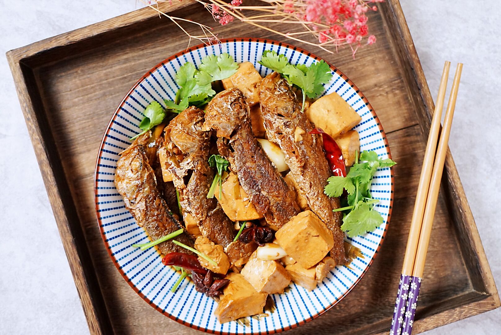 Small yellow croaker stewed with tofu, this way of eating fish bones are crispy, and there is no leftover in the soup after bibimbap, so children can eat it without worry
