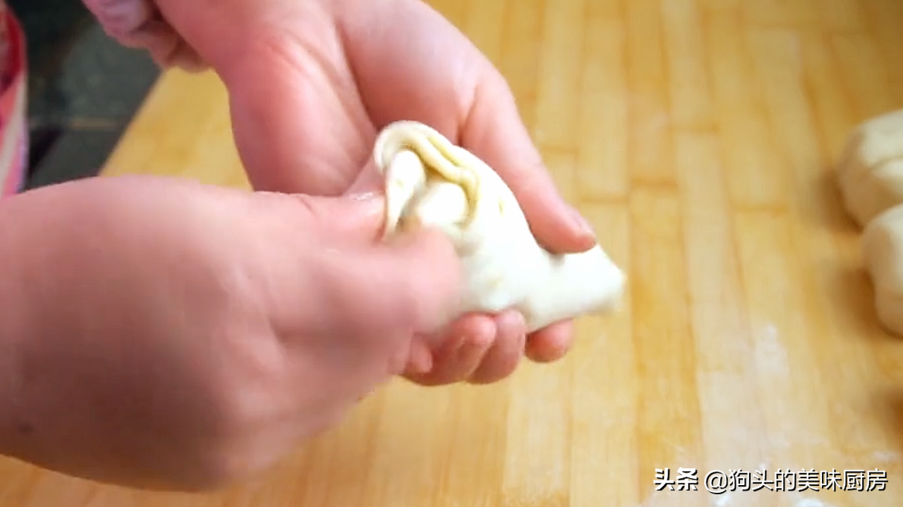 想吃蔥花餅別再買了，在家就能做，加一把蔥跟鹽，外酥裡軟，真香