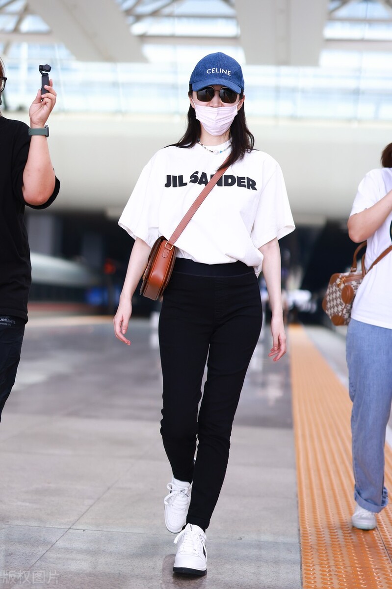 Jing Tian wears a white T-shirt with black leggings, and greets fans ...