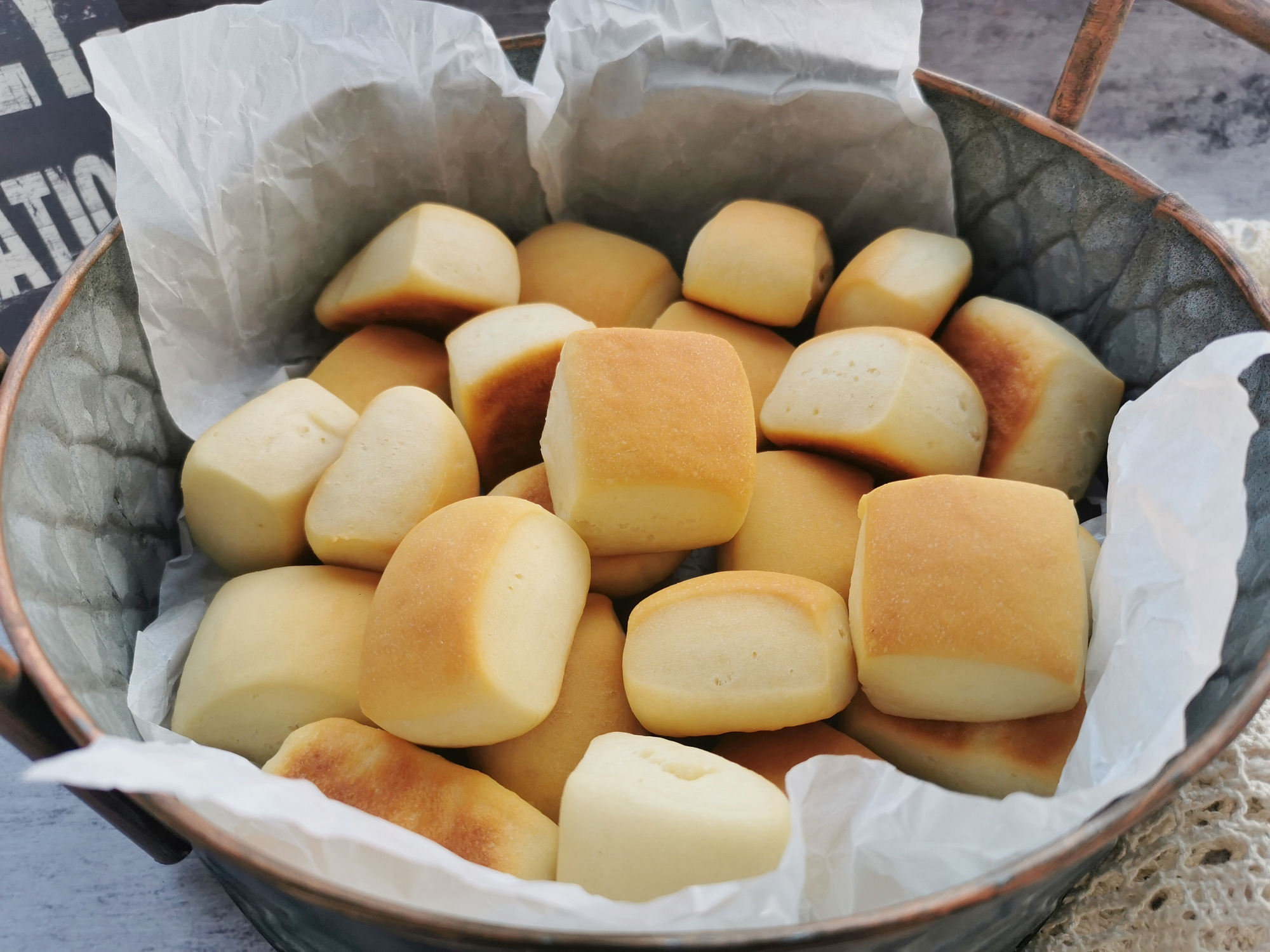 家裡有牛奶的，試試這道牛乳小麵包，做法簡單，一次發酵就能成功