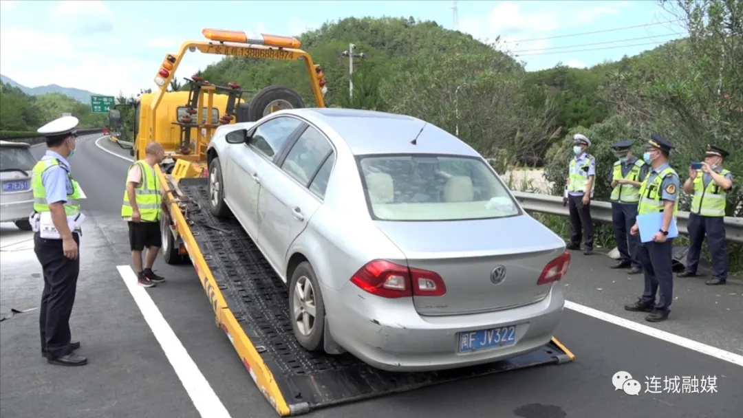 龙岩高速交警联合连城多部门开展交通安全演练