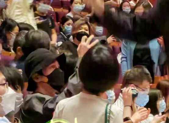 胡歌与薛佳凝时隔12年后再同框，昔日恋人笑容灿