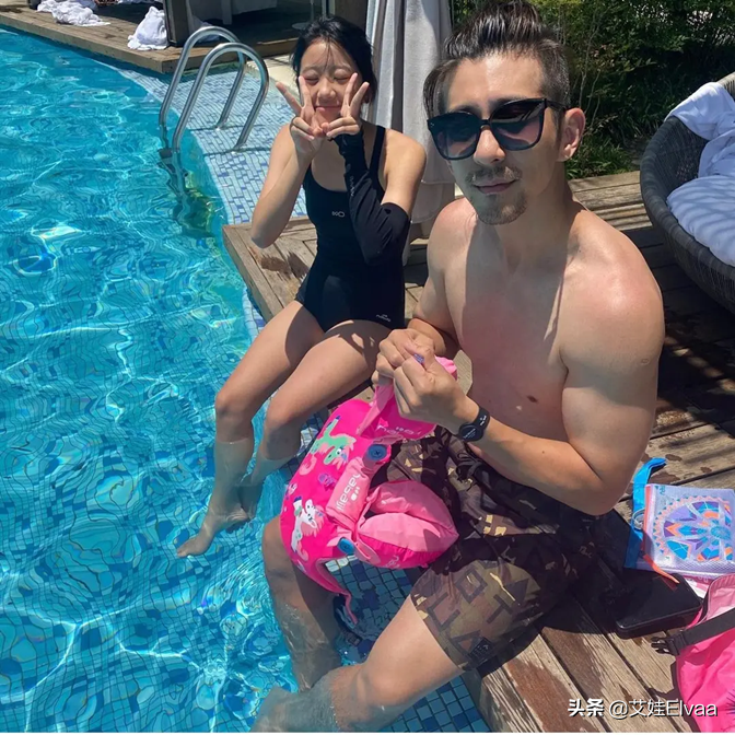 賈靜雯一家五口遊玩，她紮馬尾扮少女，16歲梧桐妹穿泳衣真放得開