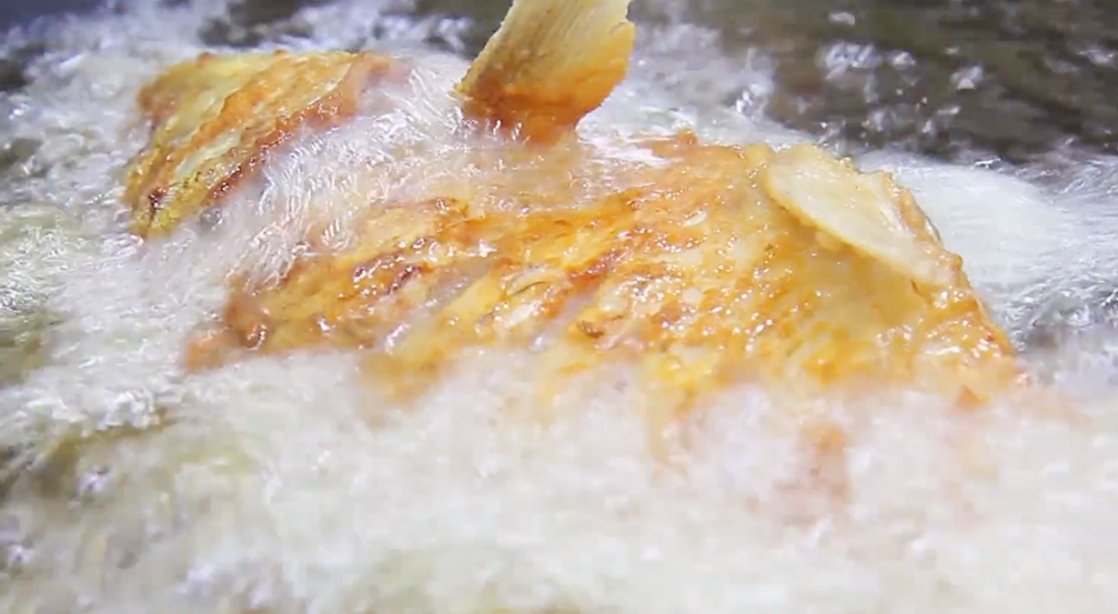 The home-cooked method of braised fish, the fish meat is fresh and tasty, it is greedy and eats again, and there is no soup left in the pot.