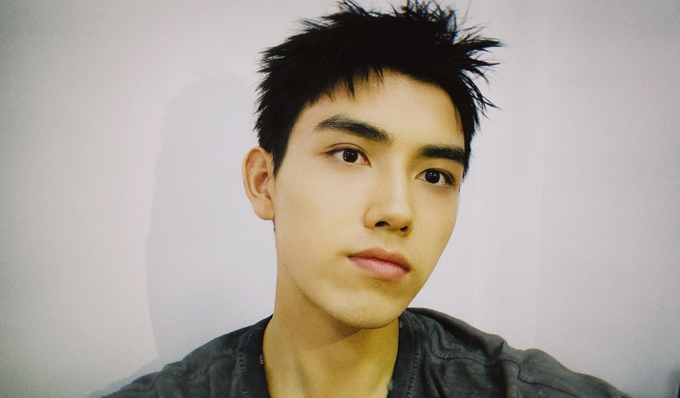 时代峰峻“大公主”，和陈飞宇关系好到片场摸