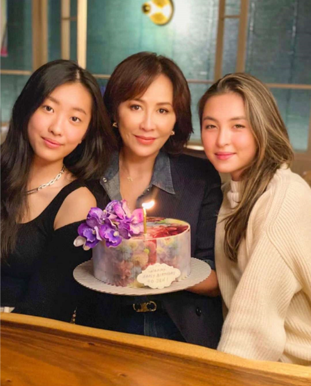 劉嘉玲曬生日照，陳奕迅女兒陳康堤現身，穿露肩裝亭亭玉立氣質佳