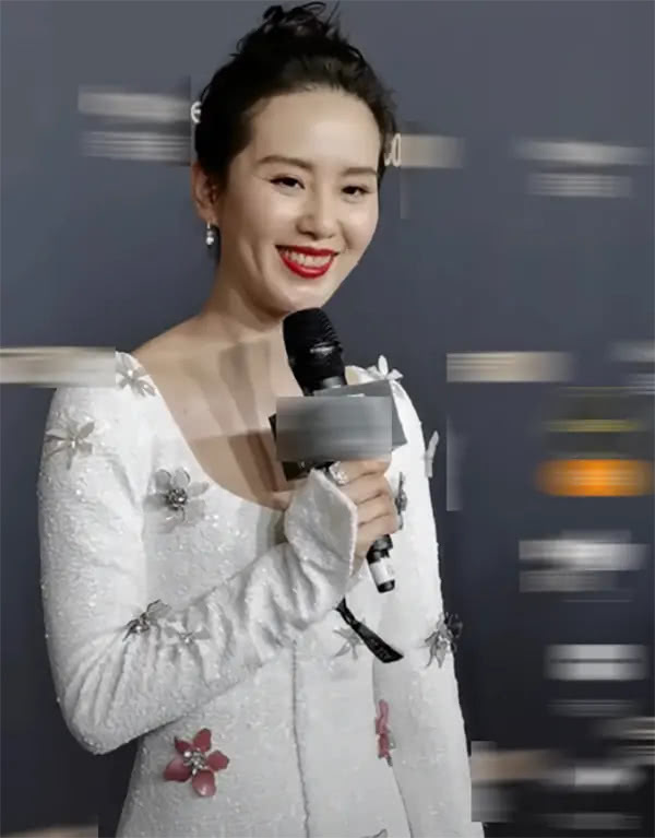 明星离开精修，刘诗诗眼角纹明显，林允胖了一