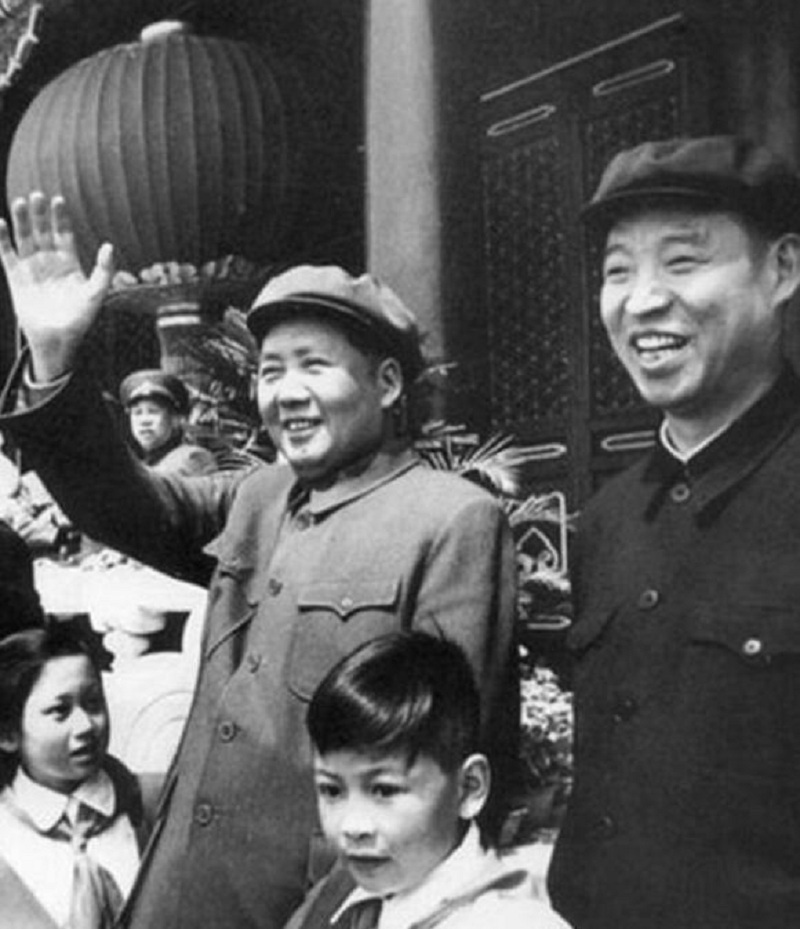 毛泽东：一文能顶两个坦克师，联合国大会上仰天大笑，乔冠华有多强？