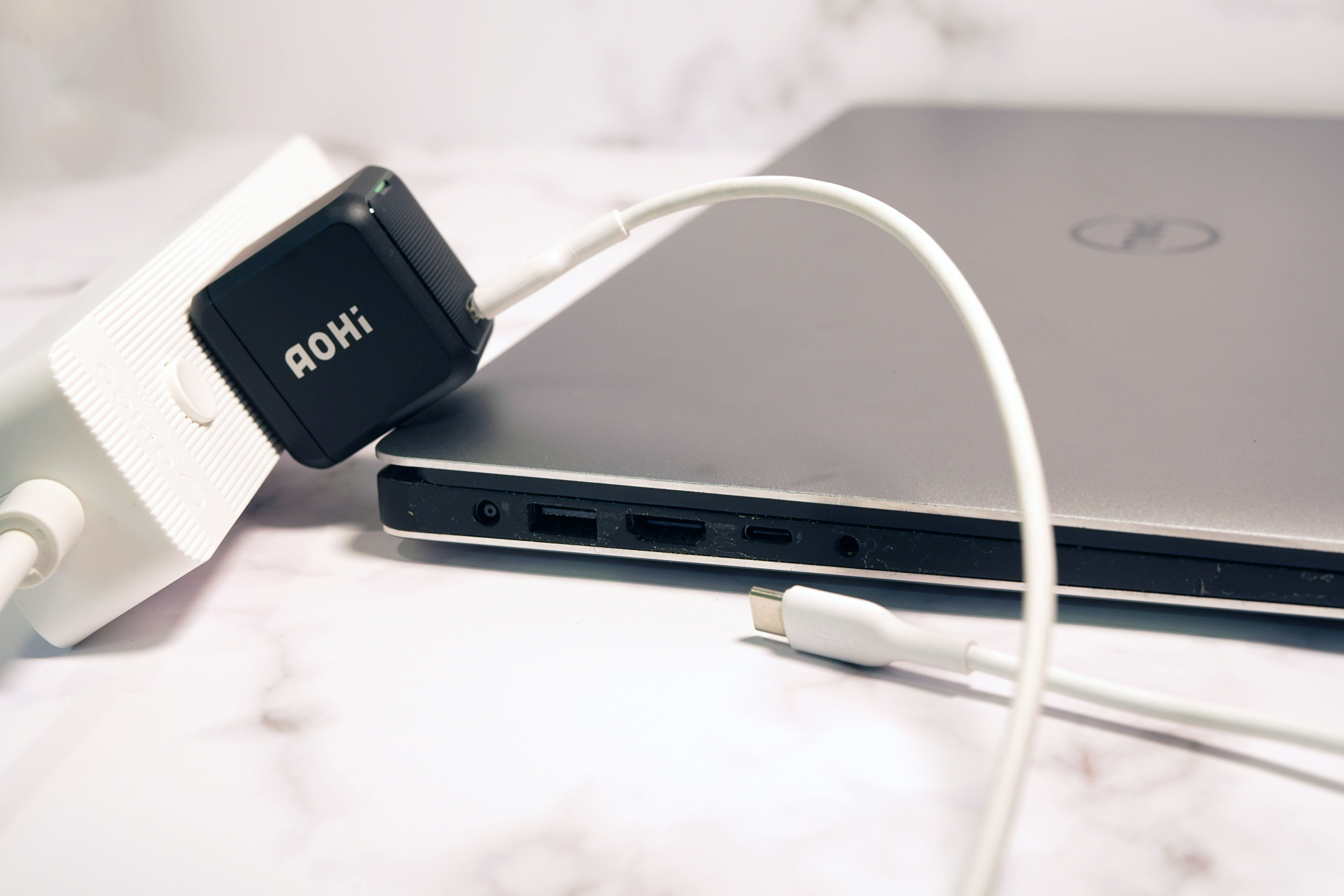 为自己“减负”，出门充电，只需一个Aohi 65W快充充电头